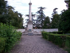 Ingresso al monumento dei caduti a Curtatone. Il monumento versa, in uno statoquasi di abbandono, peccato.